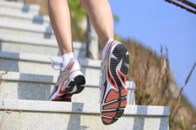 Đi cầu thang bộ mỗi ngày có đủ để giảm cân